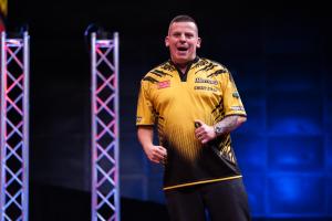 Dave Chisnall beats Rob Cross to set up quarter with Barney