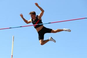 Harry Coppell breaks British pole vault record