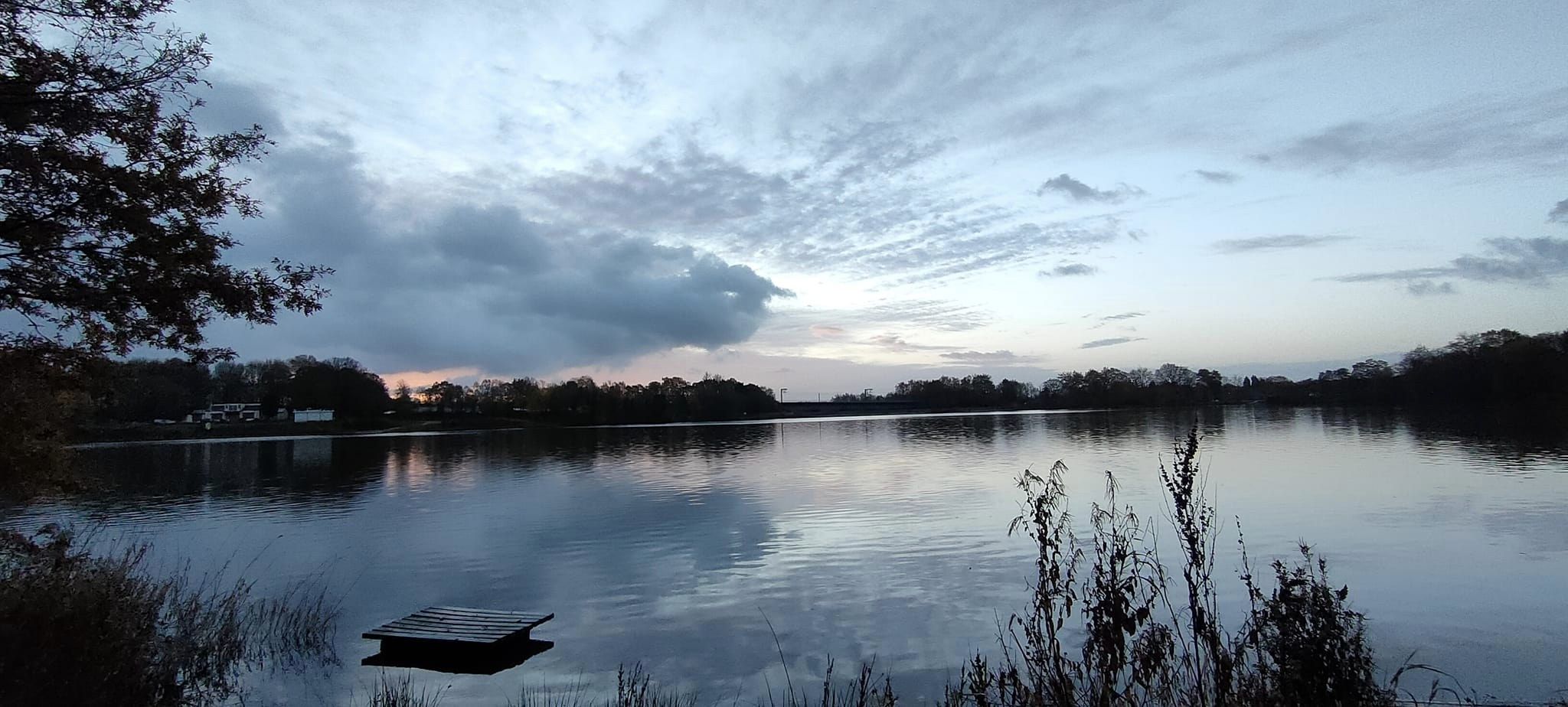 Sunrise at Carr Mill Dam bu Karen ODowd