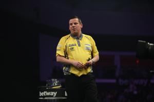 Chisnall finds Lewis too hot to handle