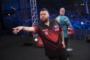 Michael Smith defies pain barrier to reach UK Open semi-final